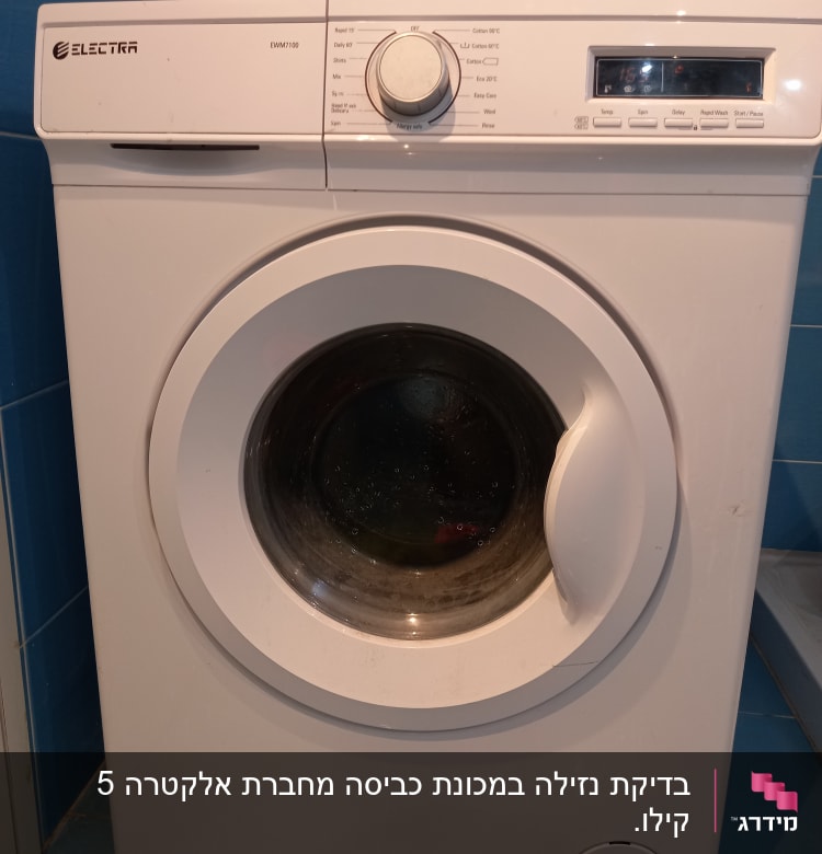 מכונת כביסה עם כפתורים ותצוגה דיגיטלית